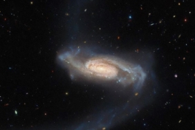 hubble-uzay-teleskobu-“tuhaf”-kollu-bir-galaksi-kesfetti