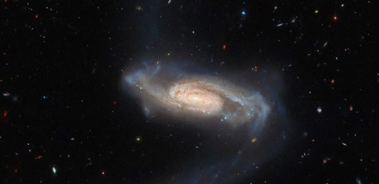Hubble Uzay Teleskobu “tuhaf” kollu bir galaksi keşfetti