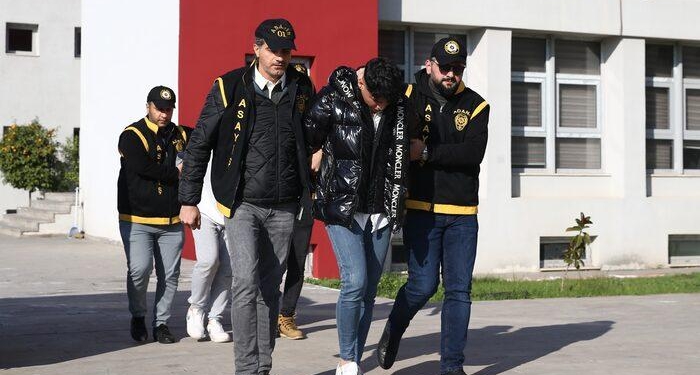 Adana’da gasbettikleri kişiyi otomobilinin bagajına kapatan 2 zanlı tutuklandı
