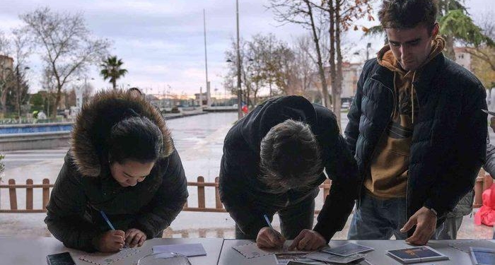 Yılbaşı için kurulan Sevgi Postanesi nostaljiyi yaşadılar