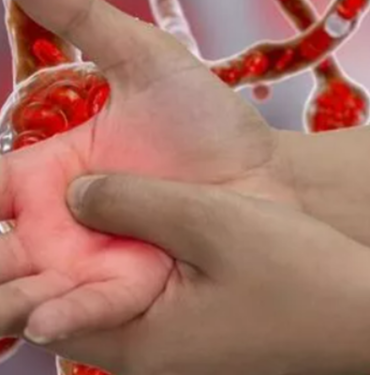 kalp-krizinin-yaklastigini-gosteren-o-belirti!-ellerdeki-hisse-dikkat