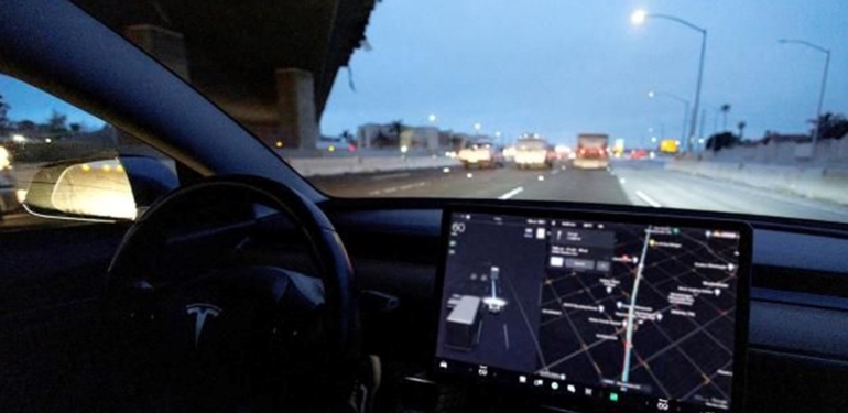 Otopilot modundaki Tesla polisten kaçtı