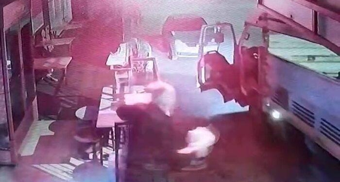 Freni boşalan kamyonetin sürücüsü ölümle burun buruna geldi: O anlar kamerada