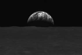 uzay-araci-danuri’den-siyah-beyaz-ay-yuzeyi-ve-dunya-fotografi