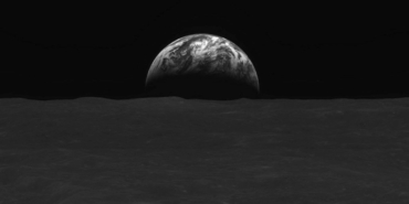 uzay-araci-danuri’den-siyah-beyaz-ay-yuzeyi-ve-dunya-fotografi