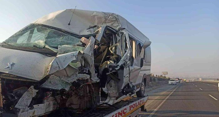 Başkent’te iki servis aracı çarpıştı: 2’si ağır 25 yaralı