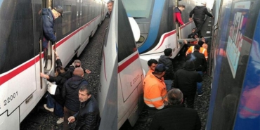 izban'da-ariza:-yolcular-raylara-inerek-yurudu