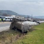 duzce’de-devrilen-cimento-yuklu-tankerin-surucusu-yaralandi