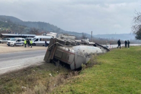 duzce’de-devrilen-cimento-yuklu-tankerin-surucusu-yaralandi