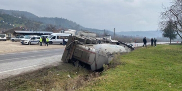 duzce’de-devrilen-cimento-yuklu-tankerin-surucusu-yaralandi