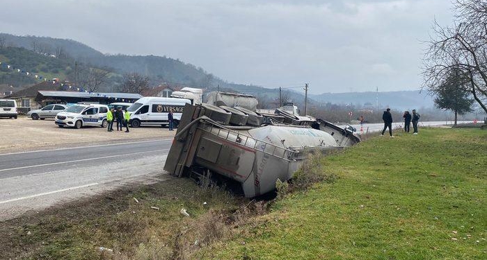 Düzce’de devrilen çimento yüklü tankerin sürücüsü yaralandı
