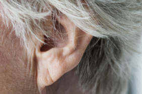 hemen-kontrol-edin!-kulakta-ortaya-cikan-bu-durum-tehlikeli-hastaligin-habercisi-olabilir