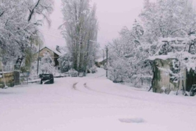 kas’ta-yuksek-kesimlerdeki-yollarda-karla-mucadele-calismasi-basladi
