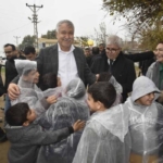 zeydan-karalar, karatas’ta-halkla-bulustu