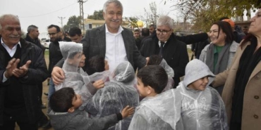 zeydan-karalar, karatas’ta-halkla-bulustu