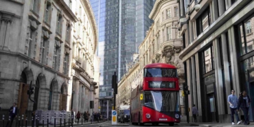 ingiltere'de-cift-katli-otobus-devrildi:-yaralilar-var