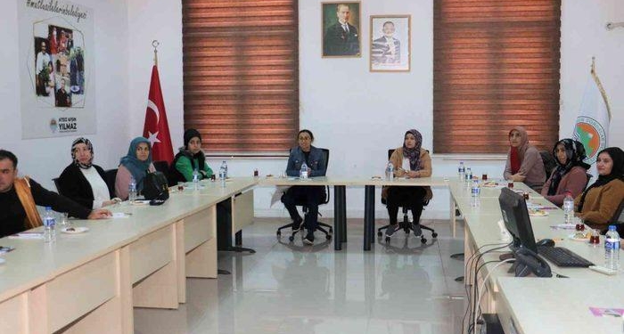 Toroslar’da çocuklar atölyede, aileler eğitimde