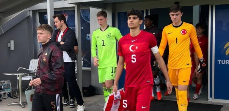 16 yaşındaki Mertcan Ayhan'la Fenerbahçe ve Galatasaray ilgileniyor
