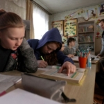 ukraynali-ogretmen-okul-yikilinca-oturma-odasini-sinifa-cevirdi