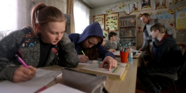 ukraynali-ogretmen-okul-yikilinca-oturma-odasini-sinifa-cevirdi