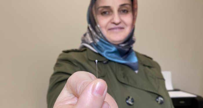 Hapşırmasıyla iğneyi yutması bir oldu! Yaşadığı şokla acı içinde kaldı