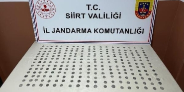 siirt’te-bellerine-bagladiklari-posette-350-gumus-sikke-ile-yakalandilar