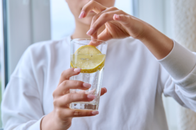 saglikli-diyoruz-ama-dis-sagligi-icin-cok-tehlikeli!-disleri-teker-teker-dokuyor