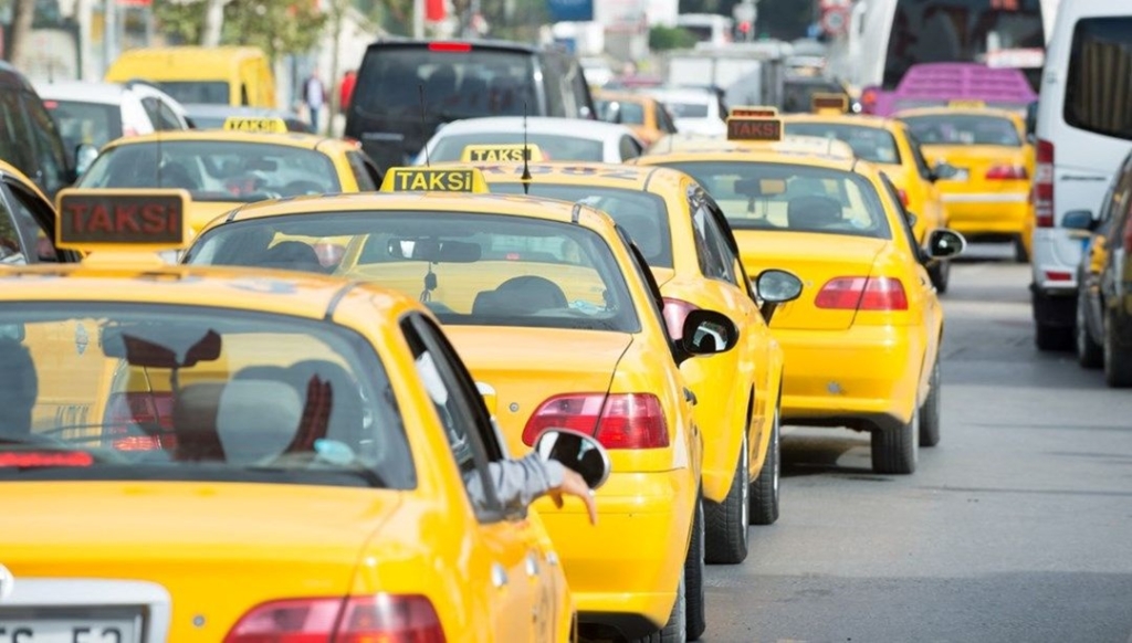 istanbul’da-taksiciler-vatandaslarin-deprem-yardimlarini-ucretsiz-tasiyacak