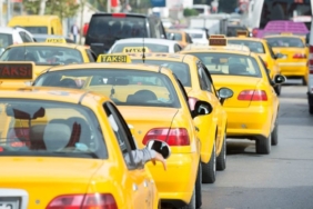istanbul’da-taksiciler-vatandaslarin-deprem-yardimlarini-ucretsiz-tasiyacak