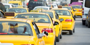 istanbul’da-taksiciler-vatandaslarin-deprem-yardimlarini-ucretsiz-tasiyacak