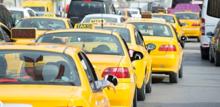 İstanbul’da taksiciler vatandaşların deprem yardımlarını ücretsiz taşıyacak
