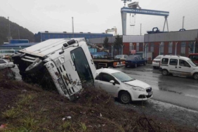 hakimiyetini-kaybeden-kamyon-aracin-uzerine-devrildi