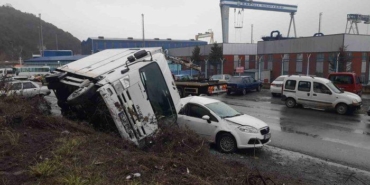 hakimiyetini-kaybeden-kamyon-aracin-uzerine-devrildi