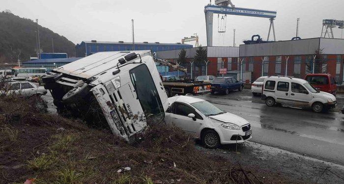 Hakimiyetini kaybeden kamyon aracın üzerine devrildi