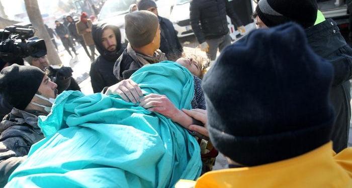 Kahramanmaraş’ta yıkılan binanın enkazından 58 saat sonra bir çocuk kurtarıldı