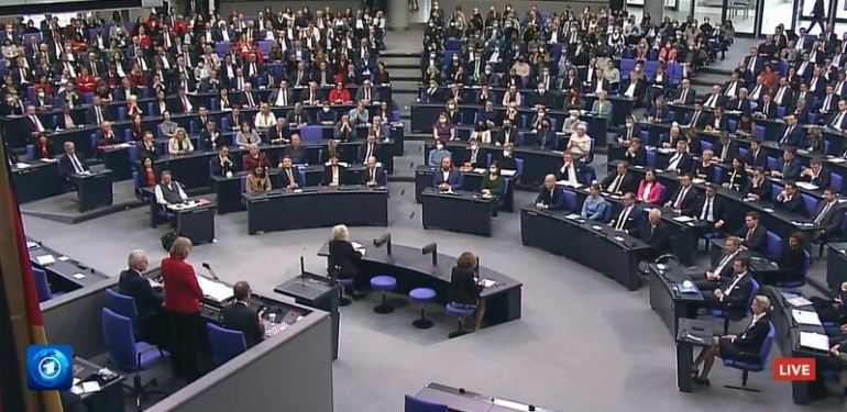 Almanya Meclisi'nde Türkiye’deki depremzedeler için saygı duruşu