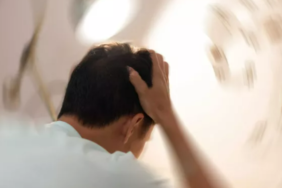 surekli-deprem-oluyormus-hissi-neden-olur?-basiniz-donuyorsa-bu-hastaliga-dikkat!