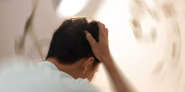 surekli-deprem-oluyormus-hissi-neden-olur?-basiniz-donuyorsa-bu-hastaliga-dikkat!