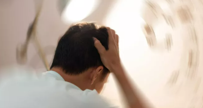 surekli-deprem-oluyormus-hissi-neden-olur?-basiniz-donuyorsa-bu-hastaliga-dikkat!