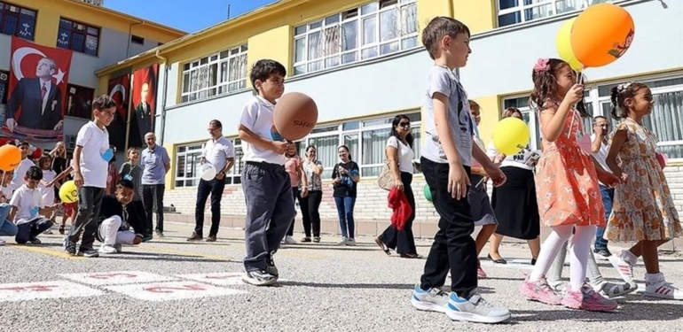 Okullar ne zaman açılacak, yarıyıl tatili uzatıldı mı? Bakan Özer’den tarih açıklaması