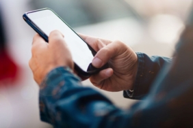 deprem-bolgesinde-ucretsiz-telefon,-internet-ve-sarj-noktalari-kuruldu