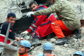 enkaz-altindan-gelen-bu-ses-hayat-kurtariyor!-herkesin-bilmesi-gerekiyor