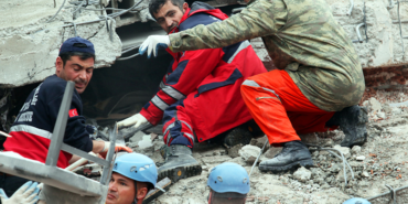 enkaz-altindan-gelen-bu-ses-hayat-kurtariyor!-herkesin-bilmesi-gerekiyor