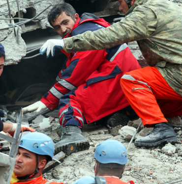 enkaz-altindan-gelen-bu-ses-hayat-kurtariyor!-herkesin-bilmesi-gerekiyor