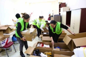 bayrakli’dan-deprem-bolgesine-17-tir-ve-bir-buyuk-kamyon-dolusu-yardim