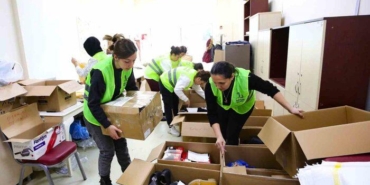 bayrakli’dan-deprem-bolgesine-17-tir-ve-bir-buyuk-kamyon-dolusu-yardim