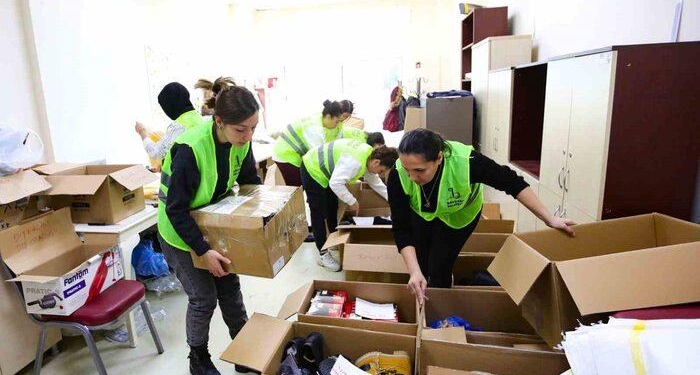 Bayraklı’dan deprem bölgesine 17 tır ve bir büyük kamyon dolusu yardım