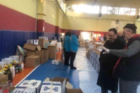 gediz-kaymakamligi’ndan-depremzedelere-4-tir-insani-yardim-malzemesi