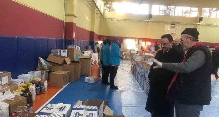 Gediz Kaymakamlığı’ndan depremzedelere 4 tır insani yardım malzemesi