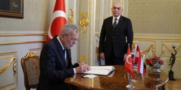 avusturya-cumhurbaskani-bellen,-turkiye'nin-viyana-buyukelciliginde-taziye-defterini-imzaladi